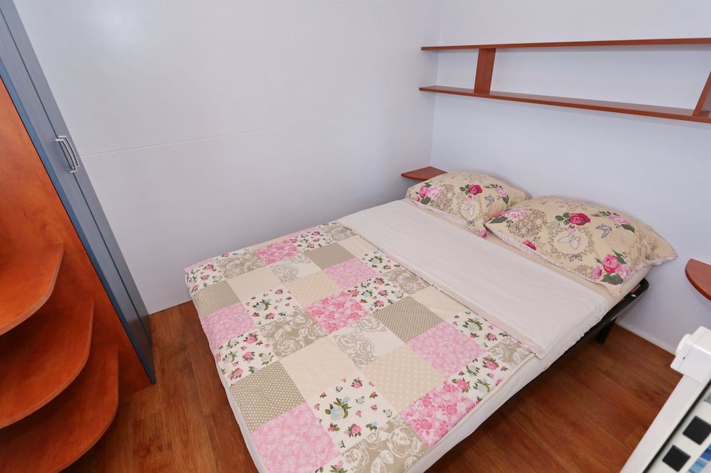 Mobile Home (2) photo 3