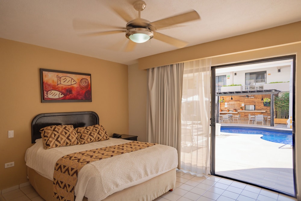 Deluxe Suite, 2 Queen Beds, Ground Floor - Photo 2