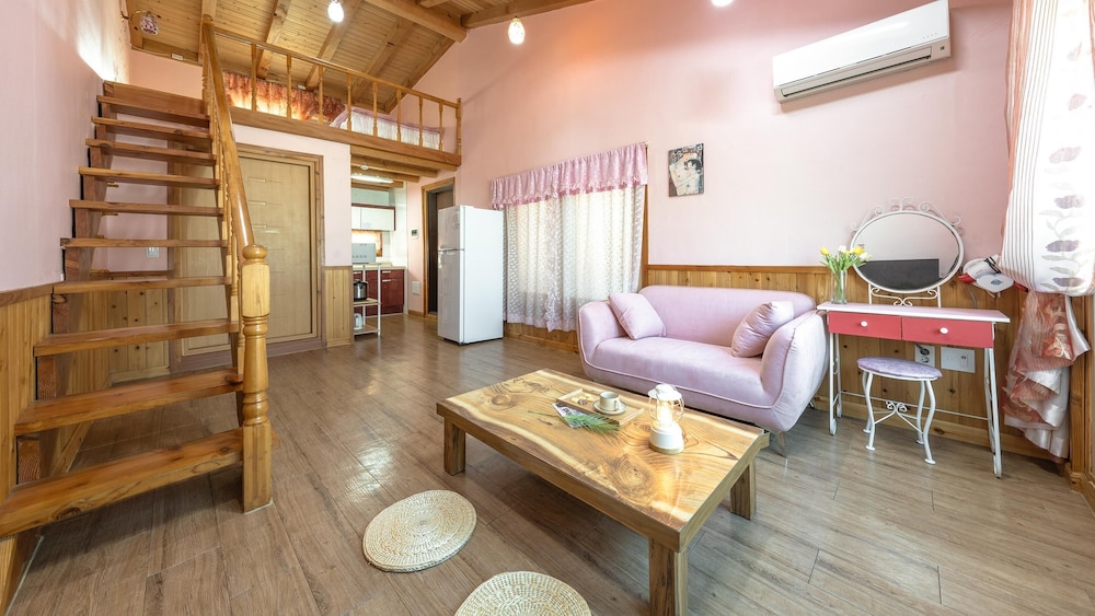 Basic Room, 1 Bedroom (pink) photo 1