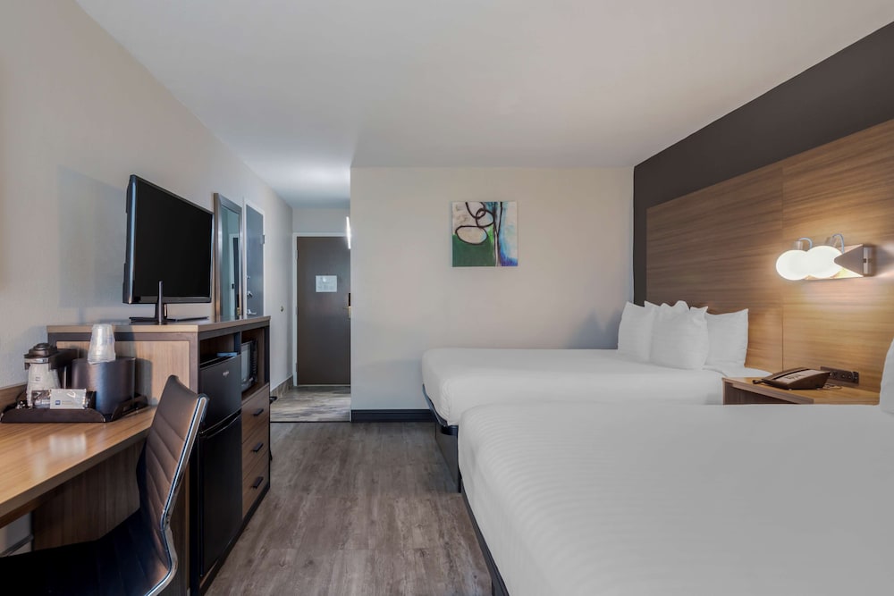 Standard Room, 2 Queen Beds, Non Smoking, Refrigerator & Microwave - Photo 3