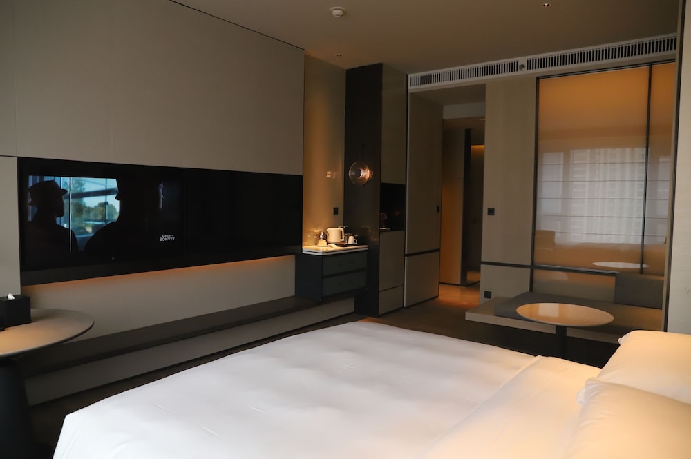 Room, 1 King Bed, City View - Photo 10
