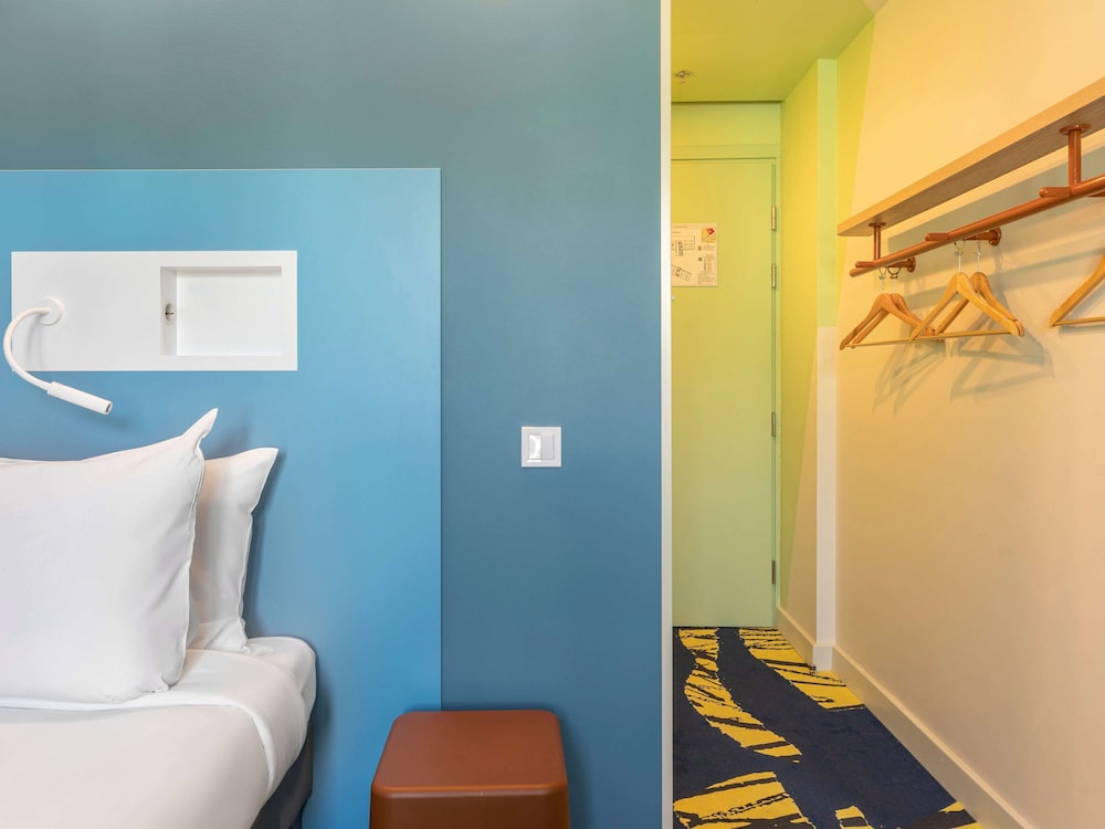 Standard Room, 1 Queen Bed - Photo 3