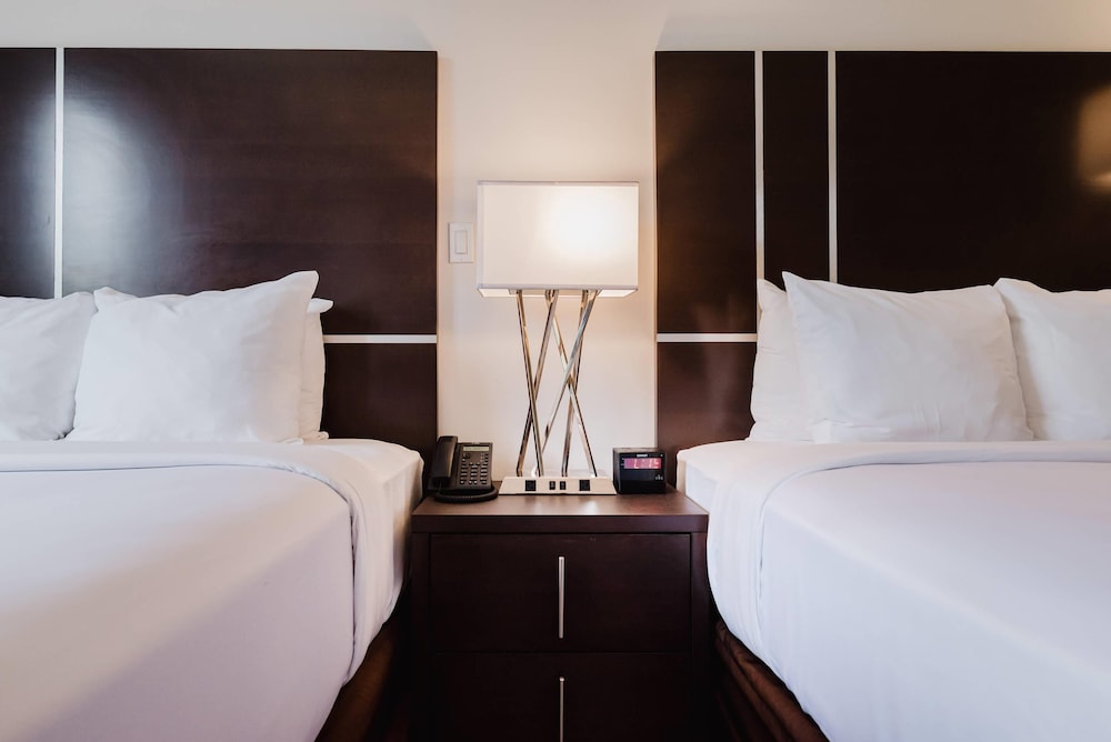 Room, 2 Queen Beds, Non Smoking - Photo 6