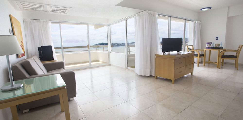 Suite, 1 King Bed, Balcony, Bay View - Photo 5