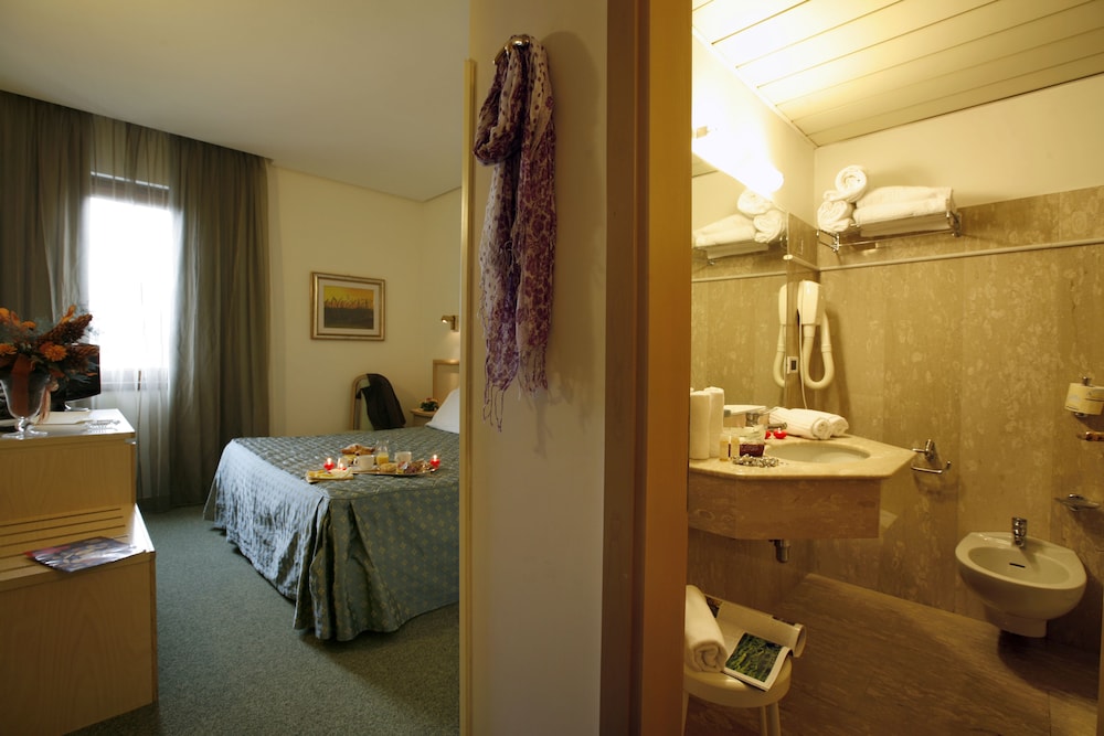 Standard Double Room - Photo 5