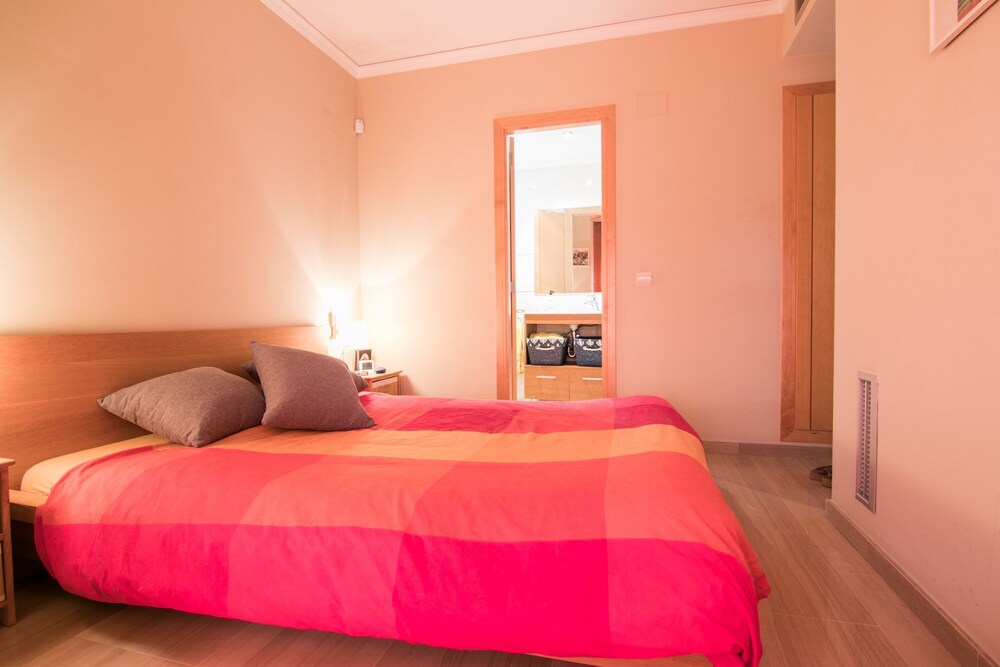 City Apartment, 3 Bedrooms, 2 Bathrooms, Garden View
