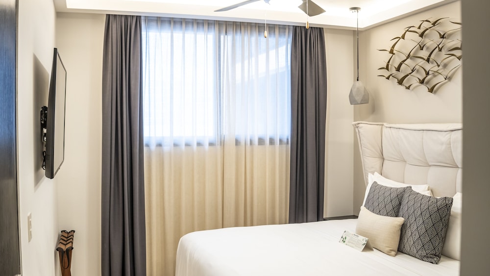 One Bedroom Suite - Photo 2