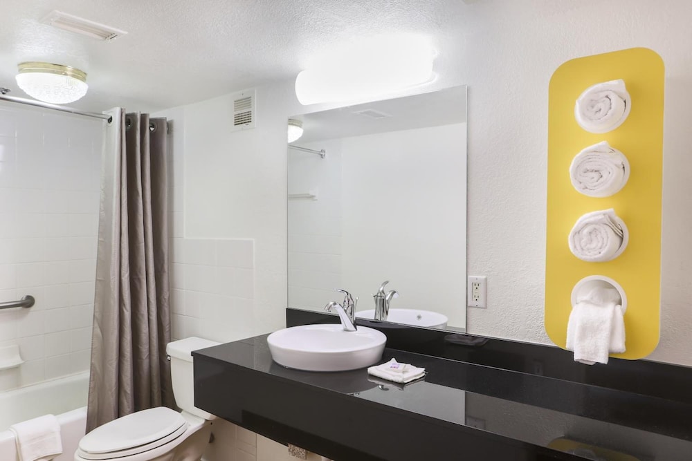 Premium Room, 2 Queen Beds, Non Smoking, Refrigerator & Microwave - Photo 9