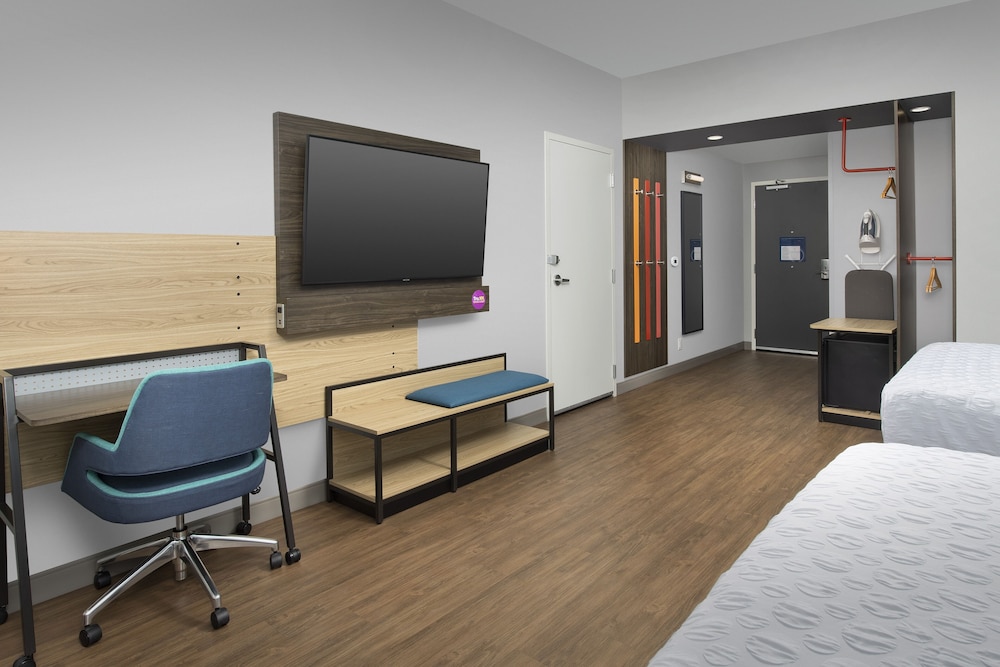 Room, 2 Queen Beds, Bathtub - Photo 4
