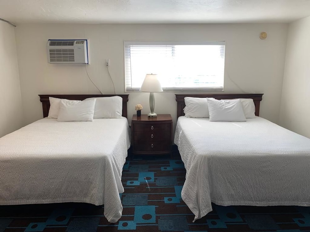Standard Room, 2 Queen Beds photo 3