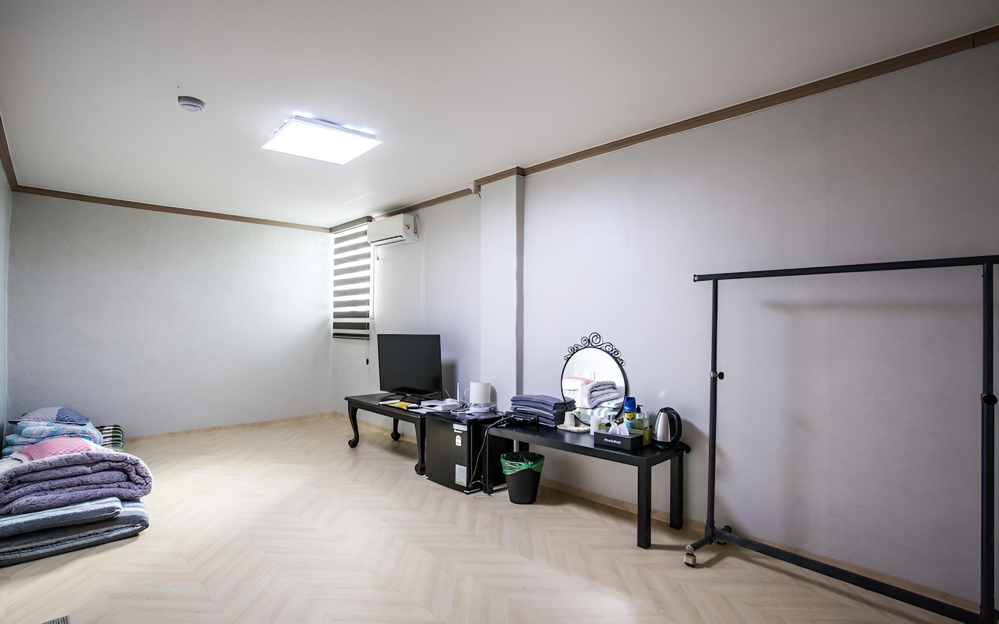 Room (Family Room (Please check with the co) photo 2
