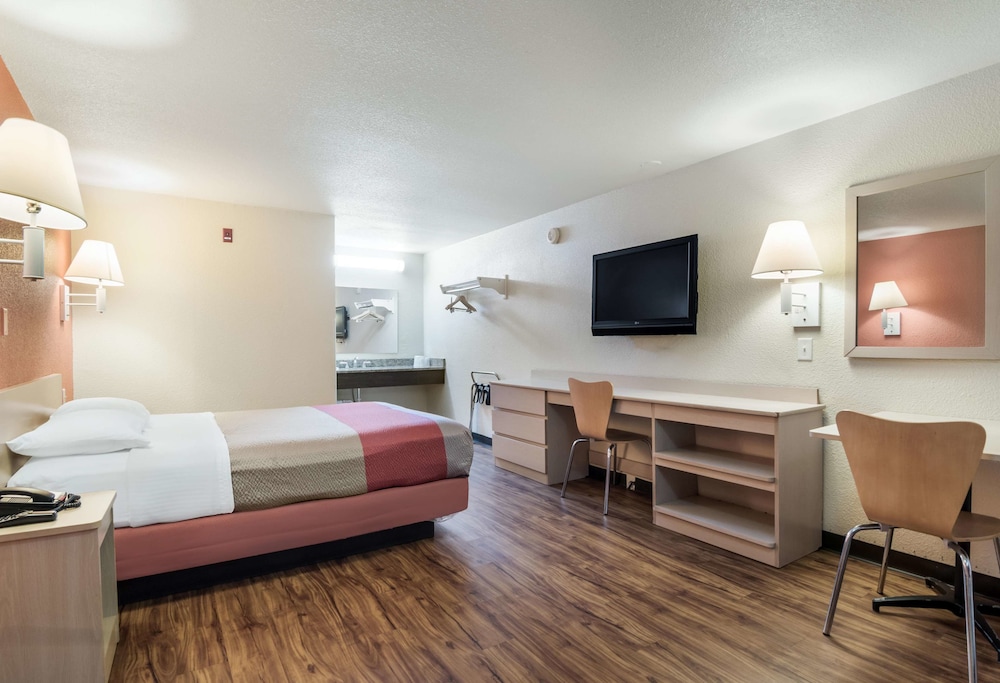 Standard Room, 1 Queen Bed, Smoking, Refrigerator & Microwave photo 1
