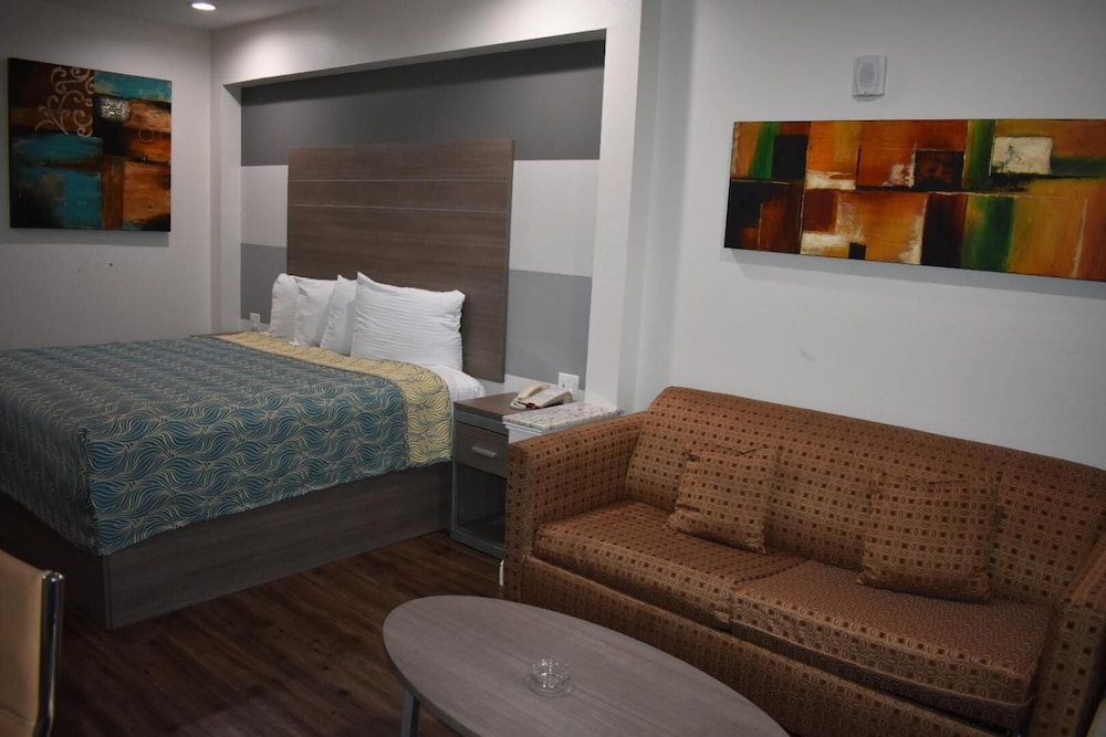 Deluxe Single Room, 1 King Bed, Smoking photo 2