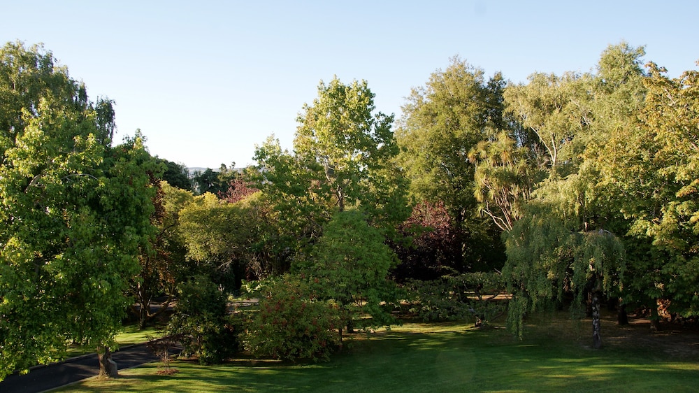Premium Double Room, 1 King Bed, Private Bathroom, Garden View photo 2