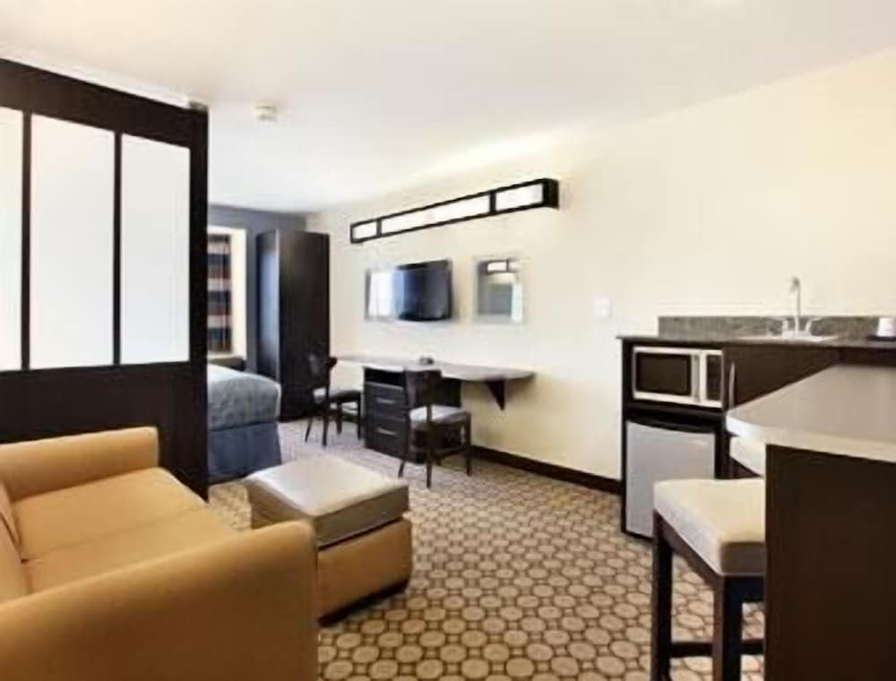 Suite, Accessible - Photo 3