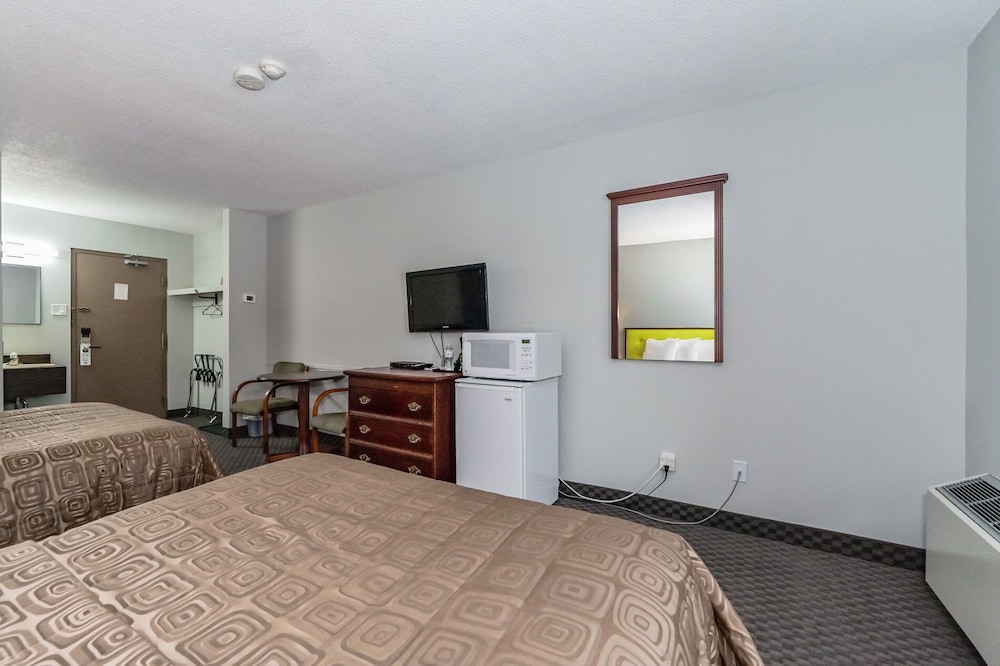 Single Room, 2 Queen Beds photo 3