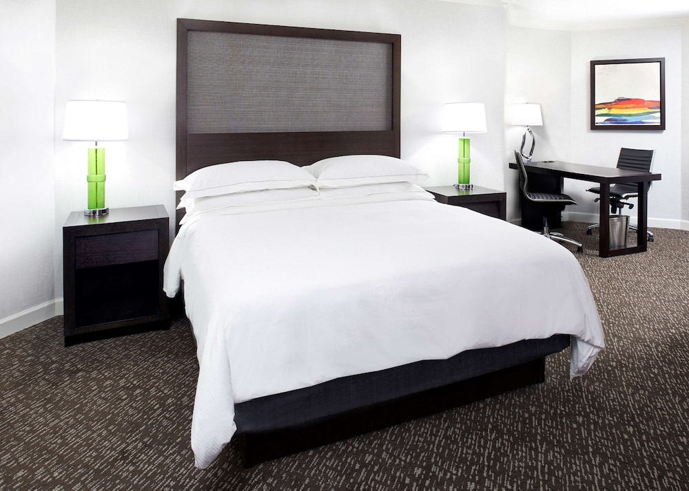 Superior Room, 1 King Bed, Accessible, Bathtub (Hearing & Mobility) photo 2