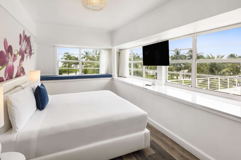 Ocean Corner Room 1 King Bed