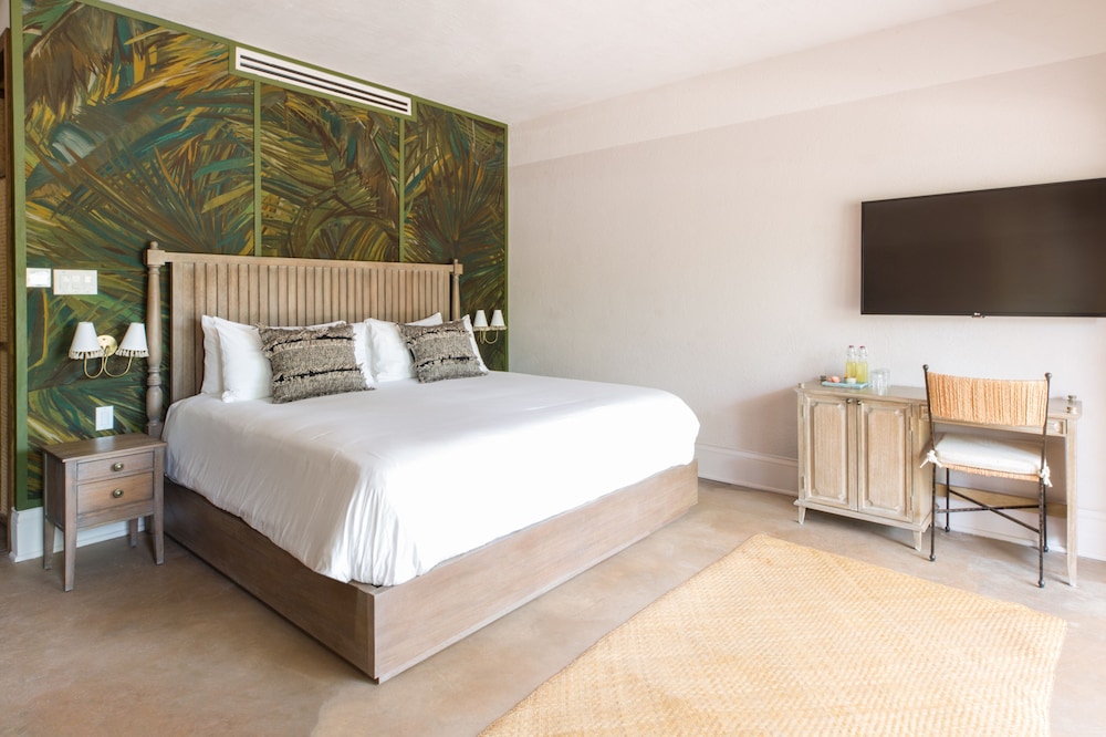 Deluxe Room, 1 King Bed, Pool View