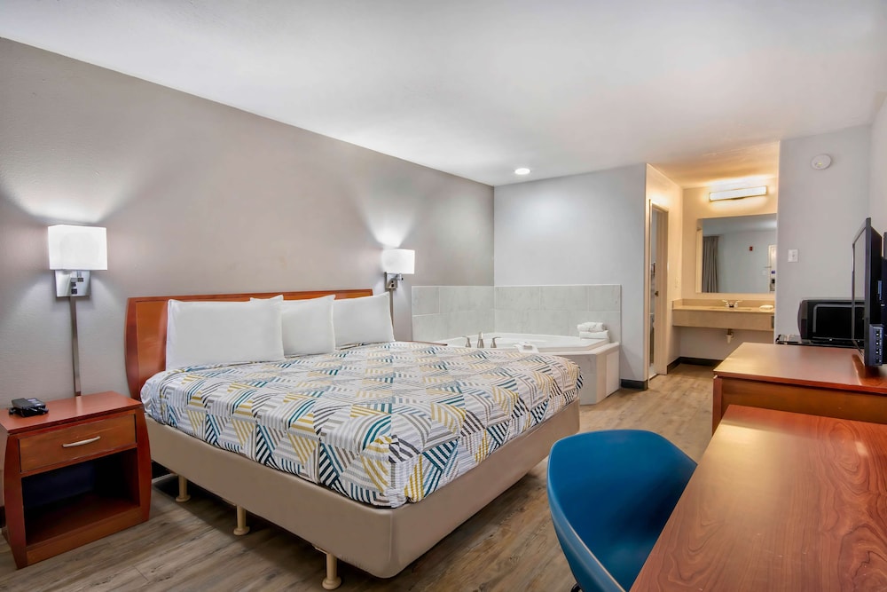 Deluxe Room, 1 King Bed, Smoking, Hot Tub