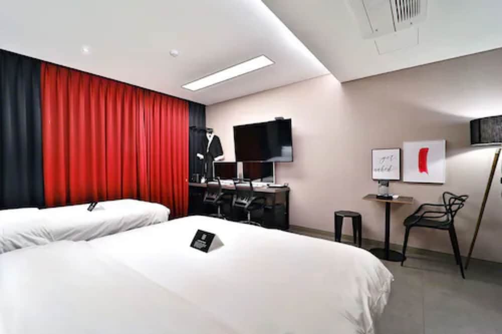 Family Twin Room - Photo 11