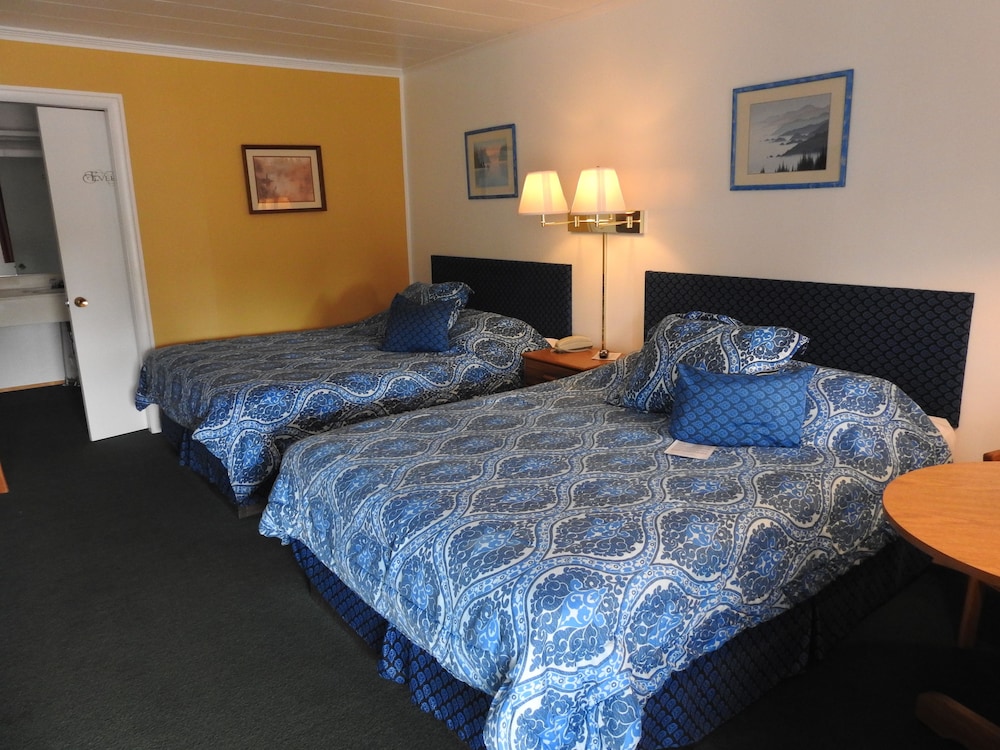 Basic Room, 2 Queen Beds, Refrigerator (Upstairs or Ground Level) photo 2
