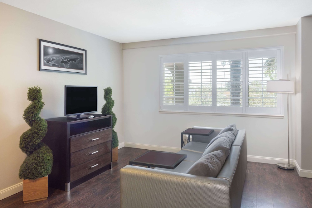 Efficiency, Suite, 1 King Bed, Non Smoking, Pool View photo 1