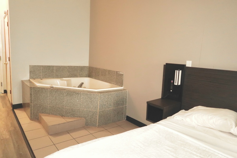Deluxe Room, 1 King Bed, Non Smoking, Hot Tub - Photo 7