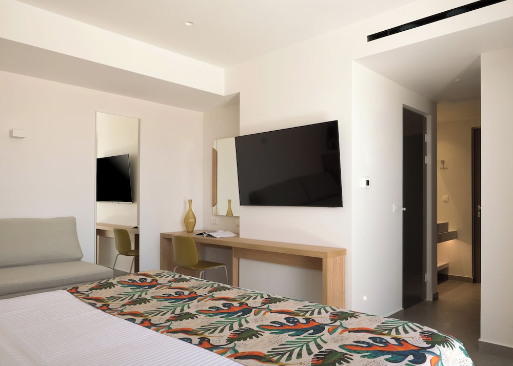 Deluxe Double Room, Partial Sea View - Photo 2
