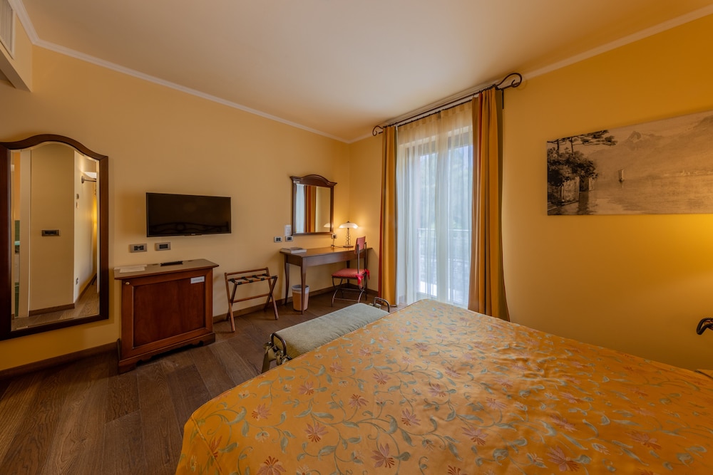 Standard Double Room (Street side) photo 2