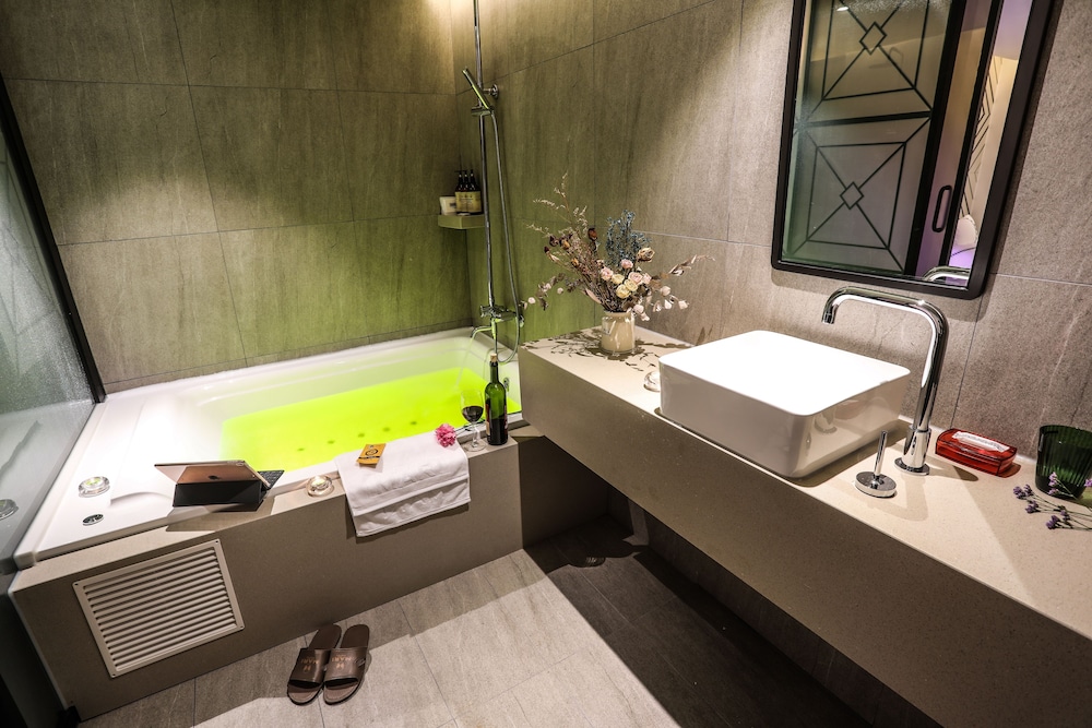 Luxury Premium Double Room - Photo 5