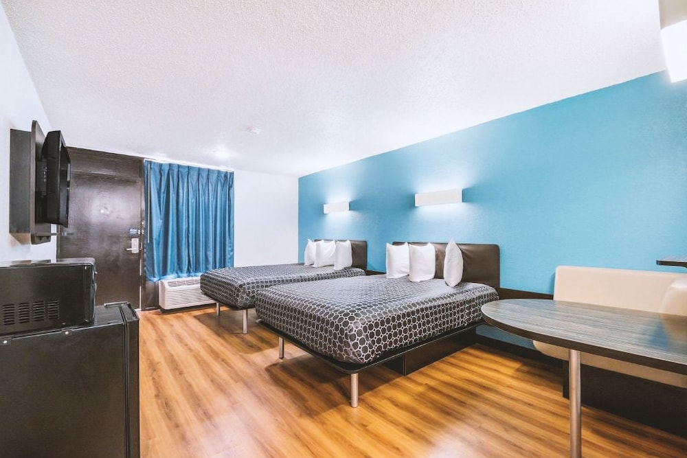 Room, 2 Queen Beds, Non Smoking photo 1