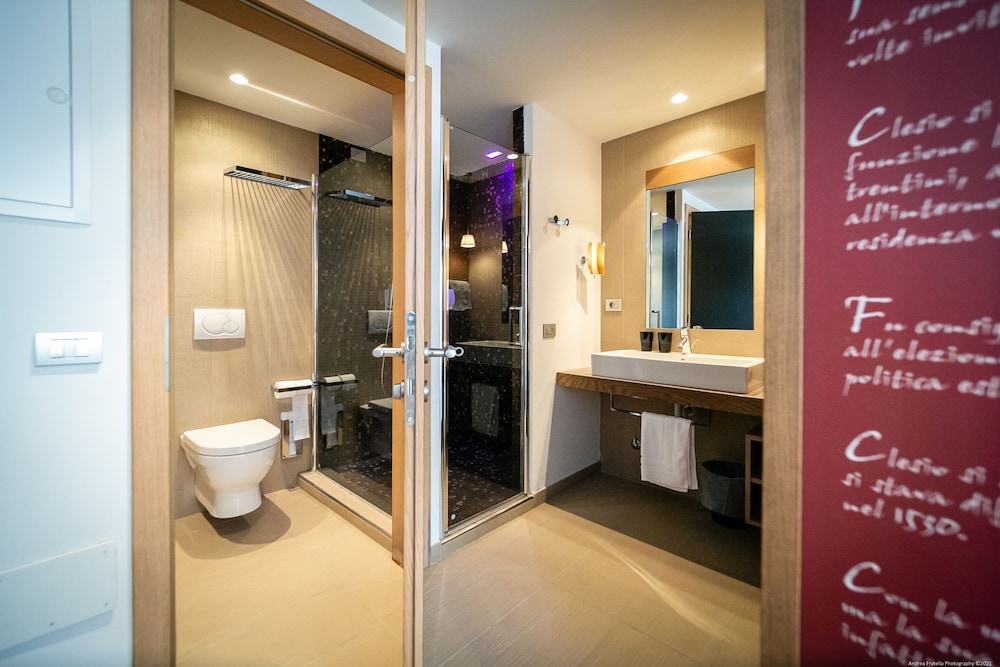 Deluxe Room - Photo 17