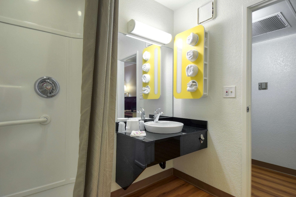 Deluxe Room, 1 Queen Bed, Non Smoking, Refrigerator & Microwave photo 3
