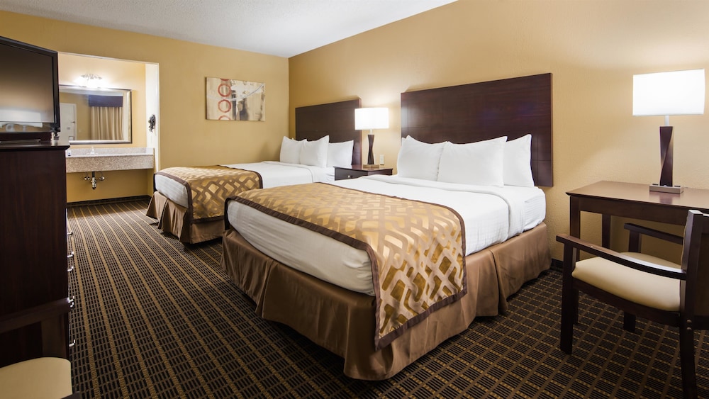 Standard Room, 2 Queen Beds, Non Smoking, Refrigerator & Microwave (Deluxe) - Photo 6