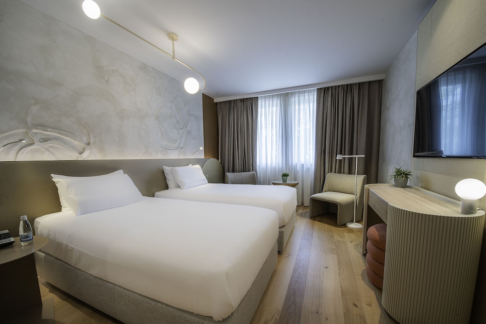 Deluxe Room, 2 Twin Beds, Balcony - Photo 1