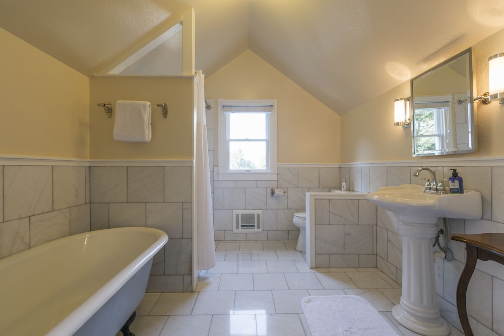 King Room with Soaking Tub photo 2