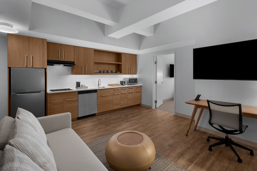 Suite, 1 Bedroom - Photo 1