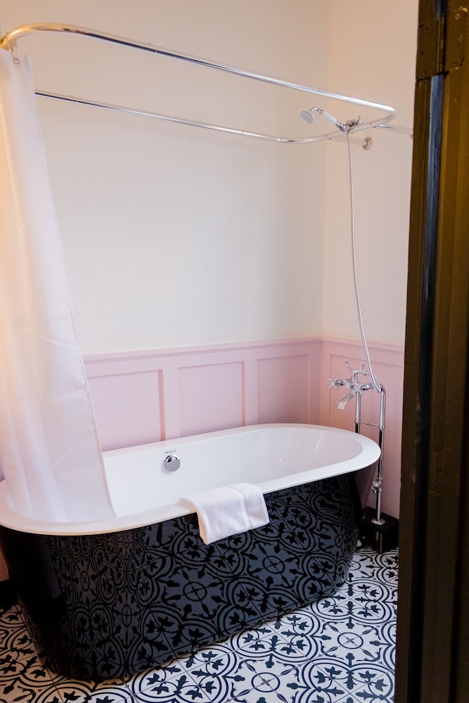 Deluxe Single Room, 1 King Bed, City View photo 2