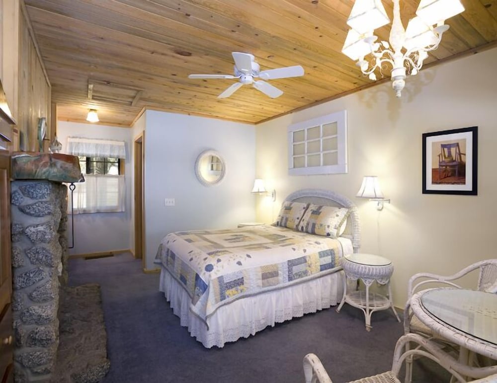 Theme Room- Queen Non-Pet Friendly