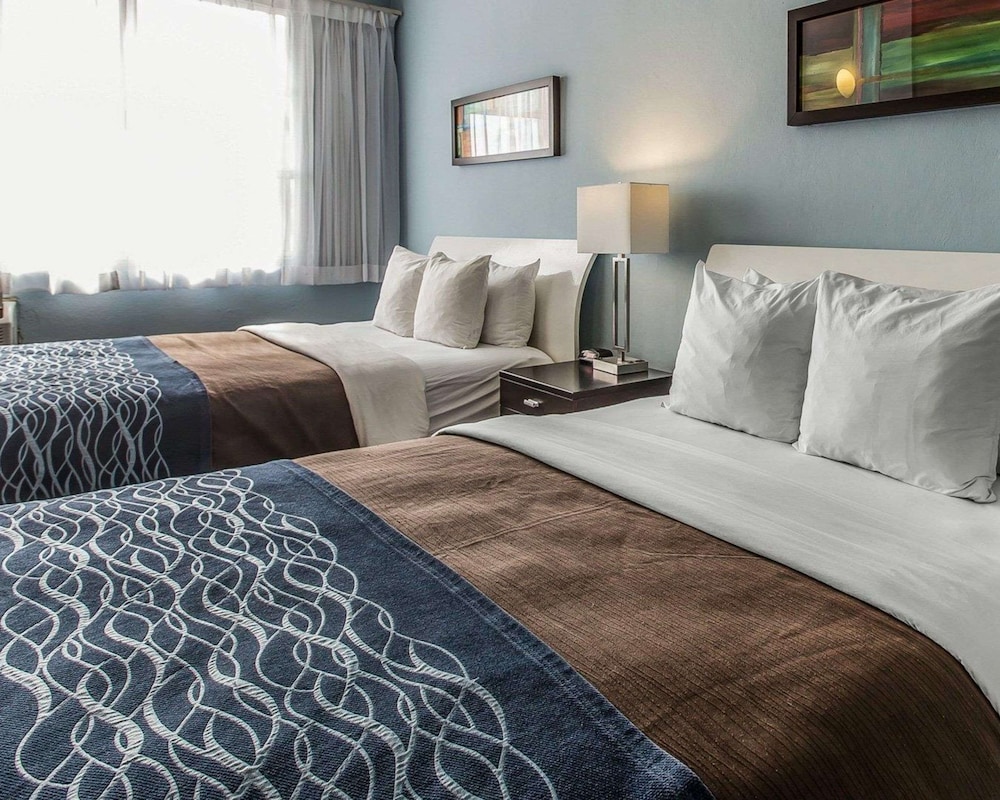 Room, 2 Queen Beds, Non Smoking (Upgrade) - Photo 2