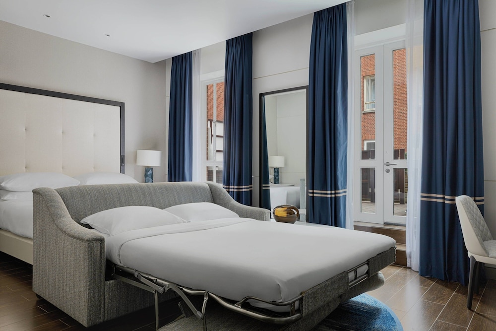 Junior Suite, 1 King Bed, Balcony