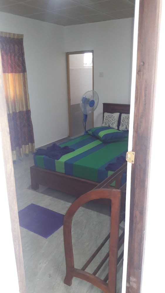 Basic Double Room, 1 Queen Bed, Smoking, Private Bathroom photo 3