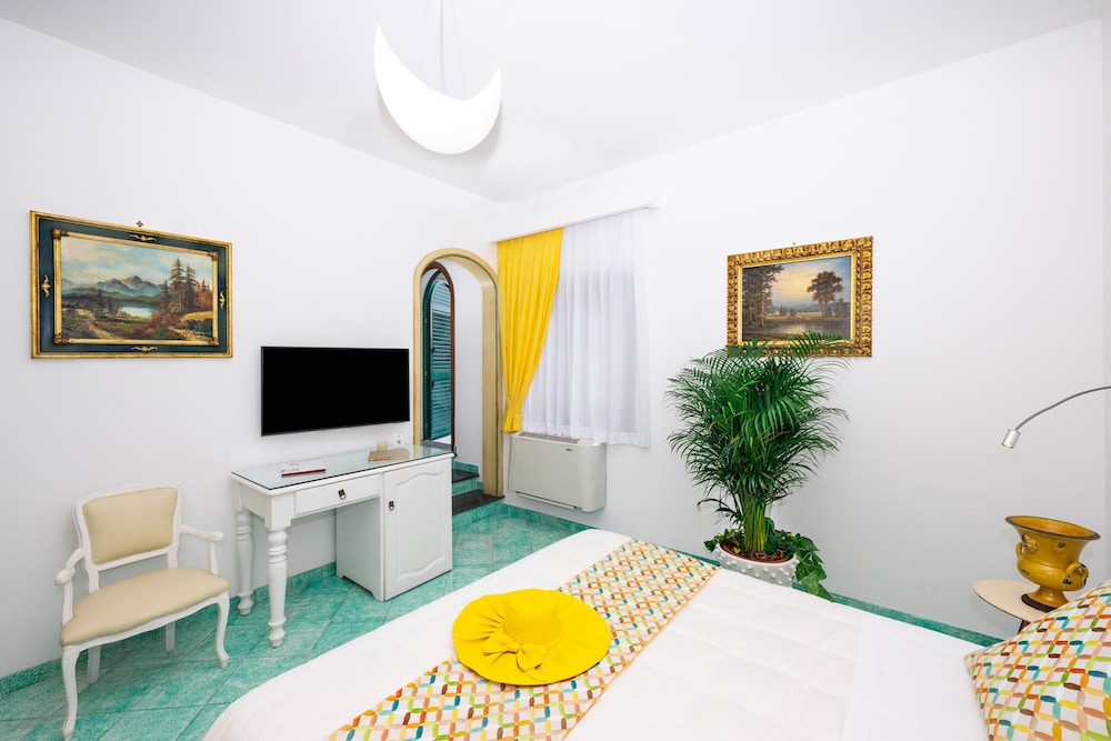 Standard Double Room, Partial Sea View photo 2