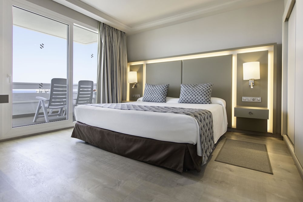 Double Room Single Use, Balcony, Pool View thumbnail 6