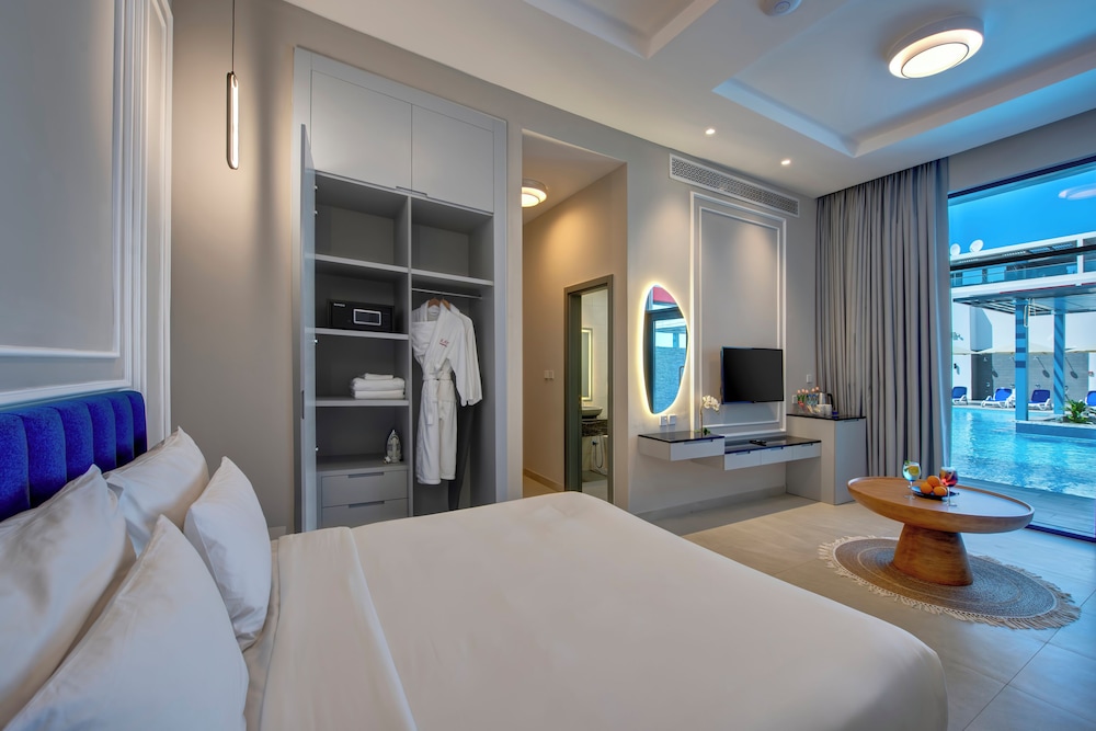 Chalet, 1 King Bed, Pool Access photo 2