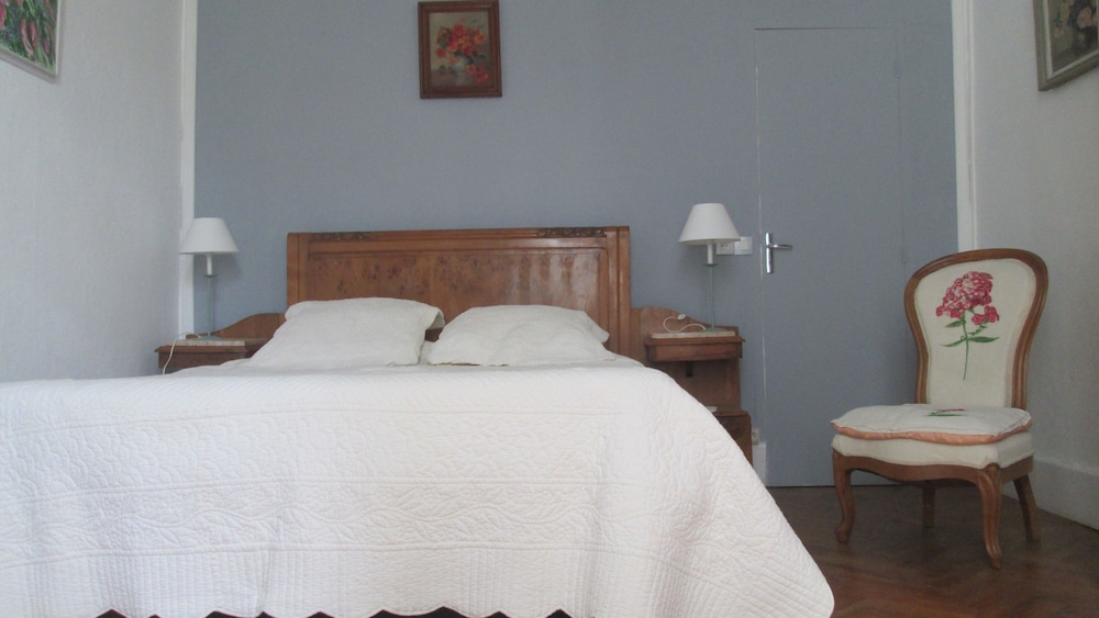 Double Room, 1 King Bed (Floral) photo 1