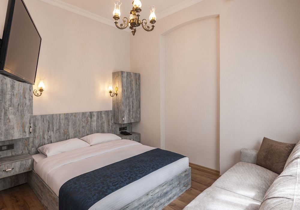 Classic Studio, 1 Queen Bed with Sofa bed photo 2