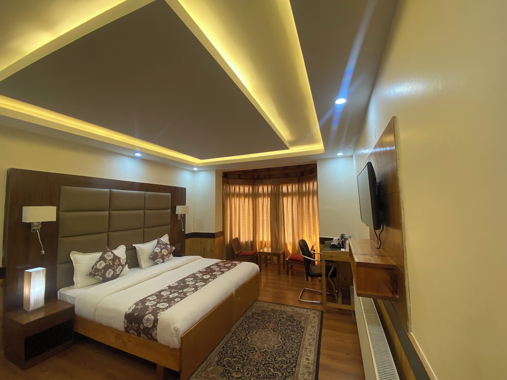 Deluxe Double Room, Pets Not Allowed, Mountain View