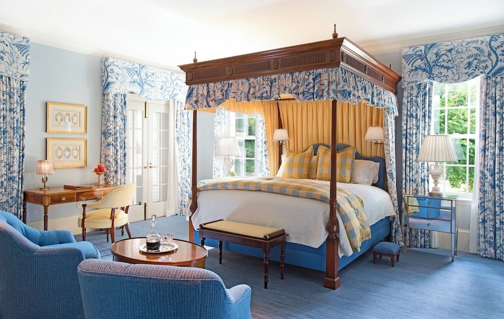 Signature Room, 1 King Bed, Mobility Accessible (Roll-in Shower)